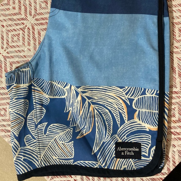 🏄🏼‍♂️Abercrombie Boys Swim Trunks  Size: 7/8 Color: Light Blue Pattern - Picture 9 of 15